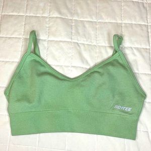 BO+TEE DRIVE SEAMLESS V NECK SPORTS BRA